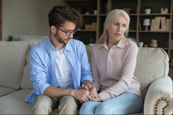 Los grupos de apoyo, presenciales u online, son medicina para el cuidador. Foto ilustración Shutterstock.