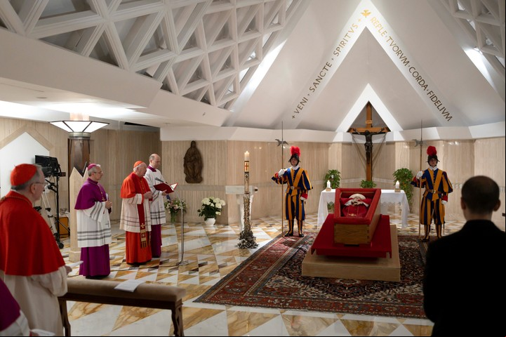La capilla es una pequeña sala con techo en forma triangular. Foto: EFE