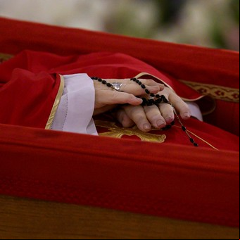 Así es el velatorio privado del papa Francisco: guardias suizos, un cirio encendido y pocas flores