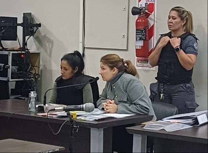 Aldana Muñoz con su defensora, Julieta Lacroze, quien alegó que el doble crimen de sus hijos ocurrió en medio de un "trastorno mental transitorio completo".