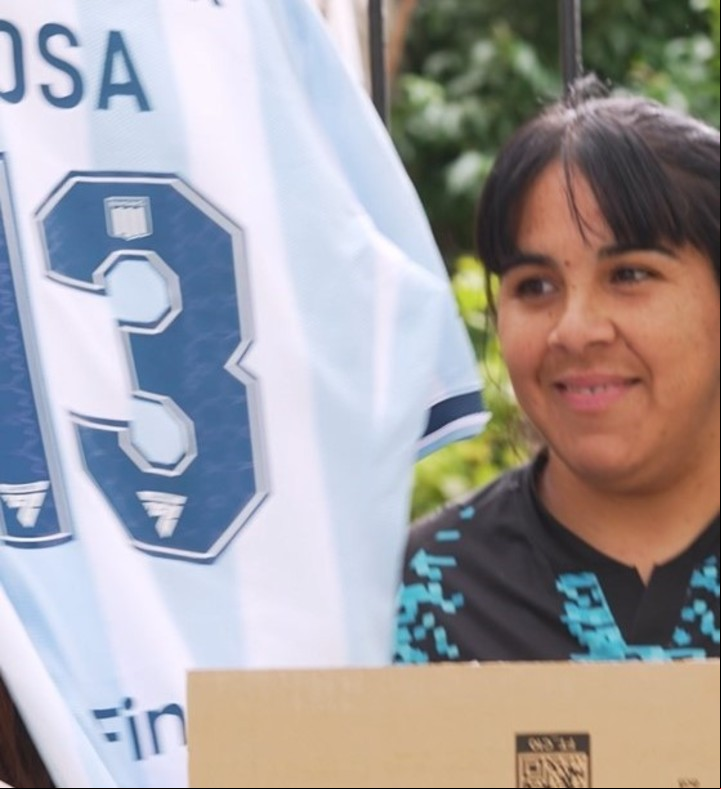 La camiseta de Sosa llegó directamente a manos de la afortunada hincha de la Academia