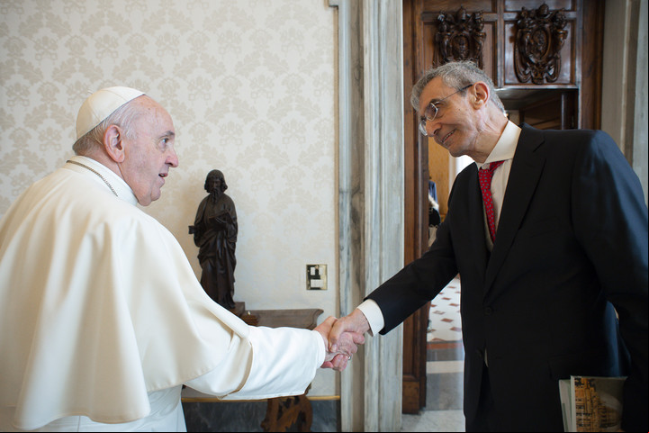 Nelson Castro entrega a Papa Francisco la edición italiana de su libro "La salud los Papas" Foto: Vatican Media