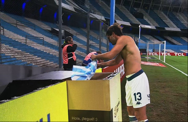 El momento en el que Santiago Sosa dejaba la camiseta en la caja, al borde del campo de juego.