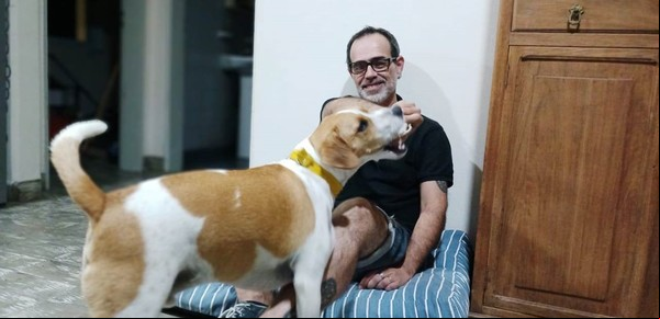 Mundos íntimos. Una lluvia mojó mis libros, me puse furioso, mi perro escapó. Al hallarlo, lo abracé y entendí qué es lo importante.