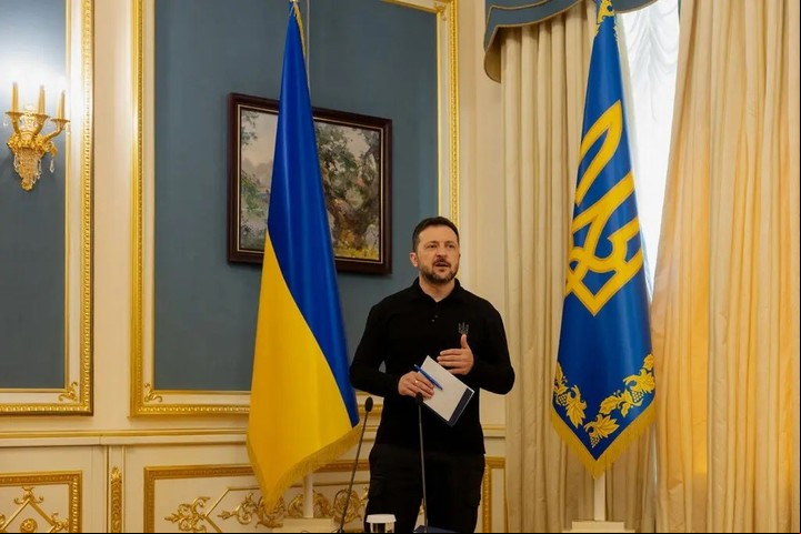 "No hay nada de qué hablar", declaró el Presidente de Ucrania, Volodymyr Zelensky, sobre la propuesta estadounidense de poner fin a la guerra, que rechazó.  Foto Tetiana Dzhafarova/Agence -Presse