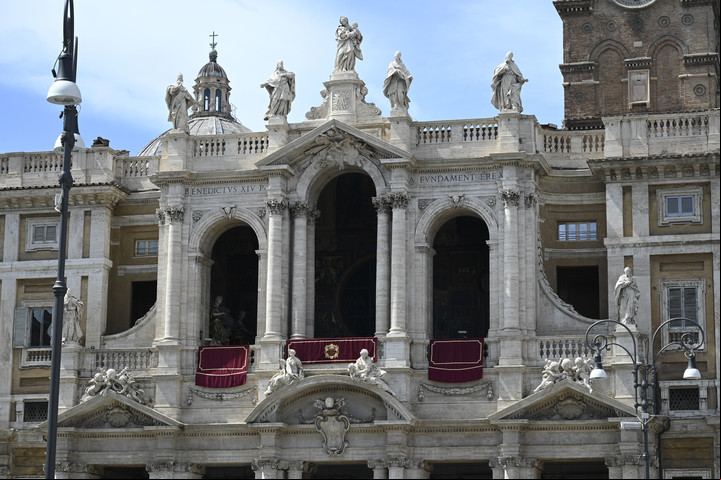 Fachada de Santa María la Mayor, en el centro de Roma. Foto Victor Sokolowicz