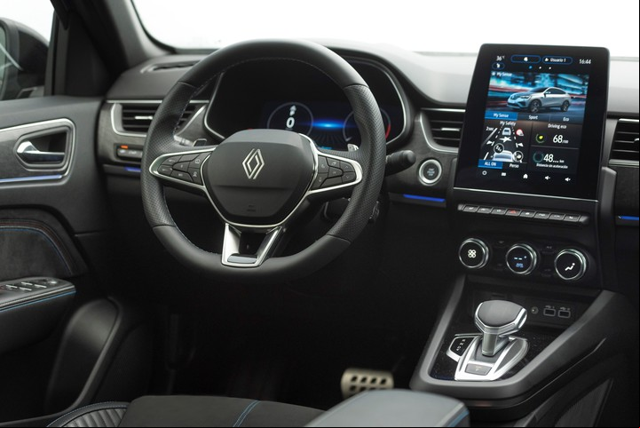 El Renault Arkana brinda una gran posición de manejo con todo al alcance del conductor.