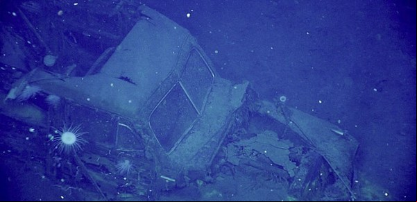 Hallaron un misterioso coche en un portaviones hundido en la Segunda Guerra Mundial
