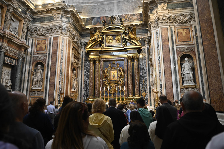 Fieles contemplan el icono de la Virgen de Salud del Pueblo Romano, este jueves. Foto Victor Sokolowicz