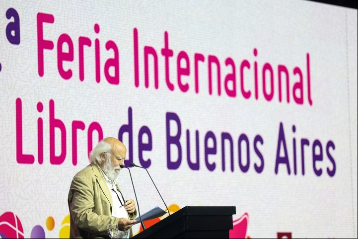AME2167. BUENOS AIRES (ARGENTINA), 24/04/2025.- El escritor y periodista argentino Juan Sasturain habla durante la inauguración de la 49 Feria Internacional del Libro este jueves, en Buenos Aires (Argentina). La Feria del Libro inició con un clima de tensión desatado por el discurso del secretario de Cultura de Javier Milei, Leonardo Cifelli, que despertó abucheos entre los asistentes del público. EFE/ Juan Ignacio Roncoroni