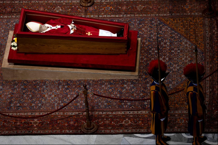 El féretro de Francisco, en San Pedro. Foto: EFE