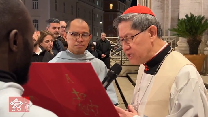 El cardenal Luis Antonio Gokim Tagle, este jueves durante el rezo del rosario en honor a Francisco