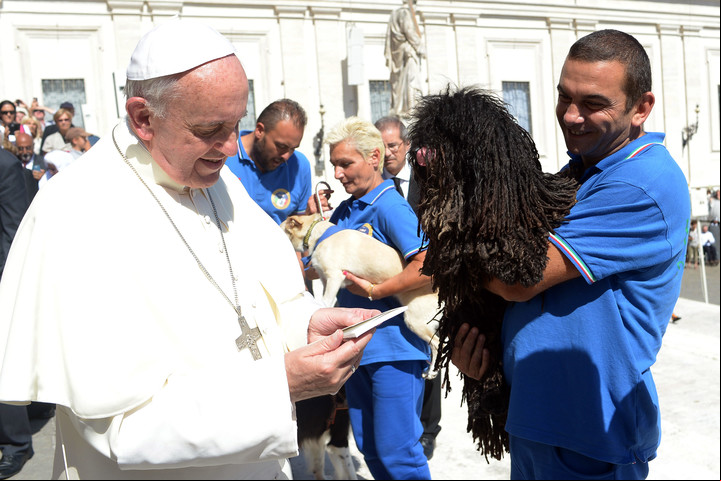 El Papa junto a de la Federación Italiana de Deportes Caninos. Foto: AP Photo/L'Osservatore Romano.