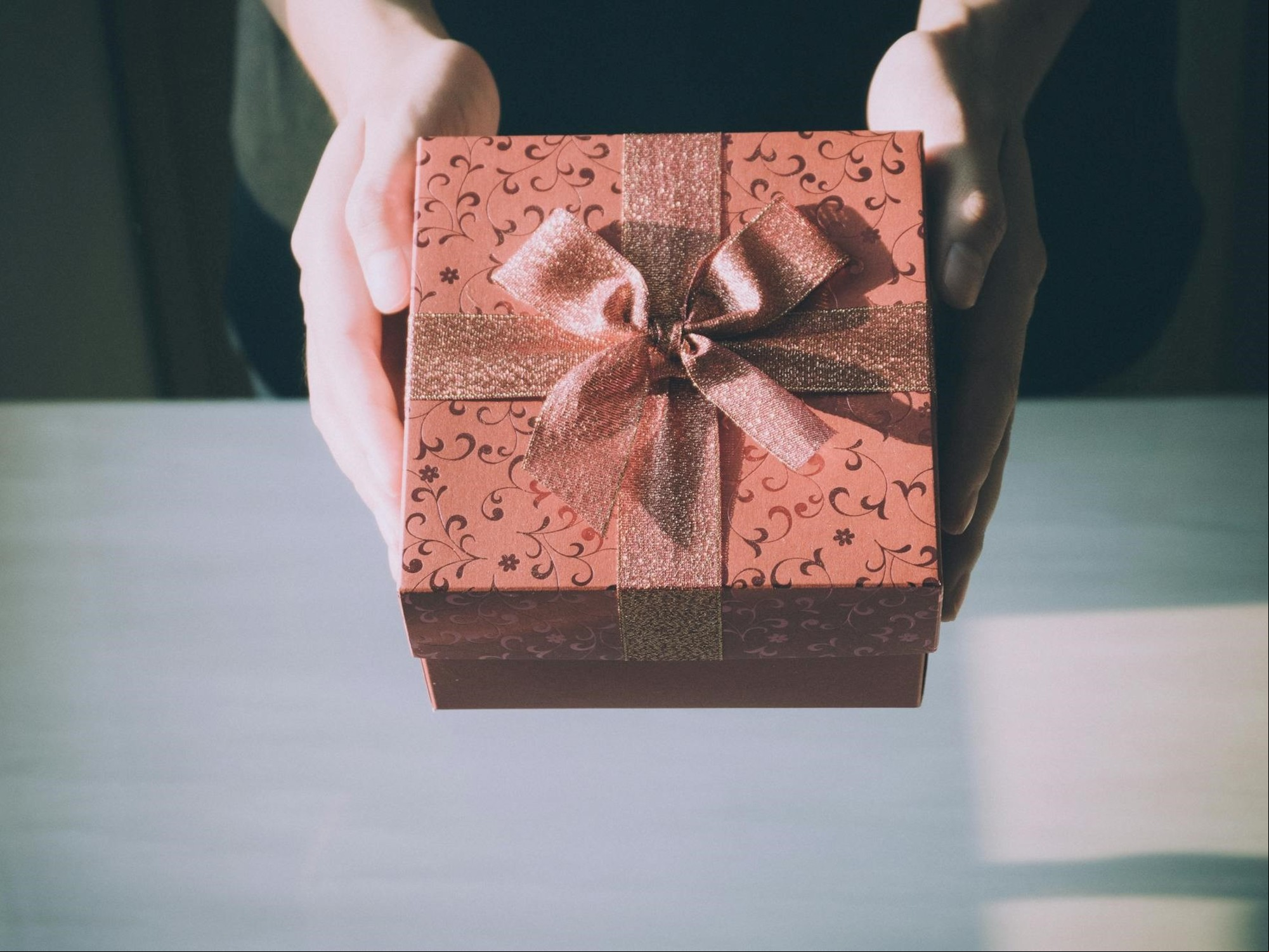 El regalo se acompaña con una tarjeta para expresar los mejores deseos a la pareja. Foto: Pexels.