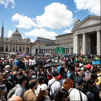 Tras el paso de más de 120 mil personas, culmina el funeral popular de Francisco: así será la multitudinaria procesión hacia su entierro
