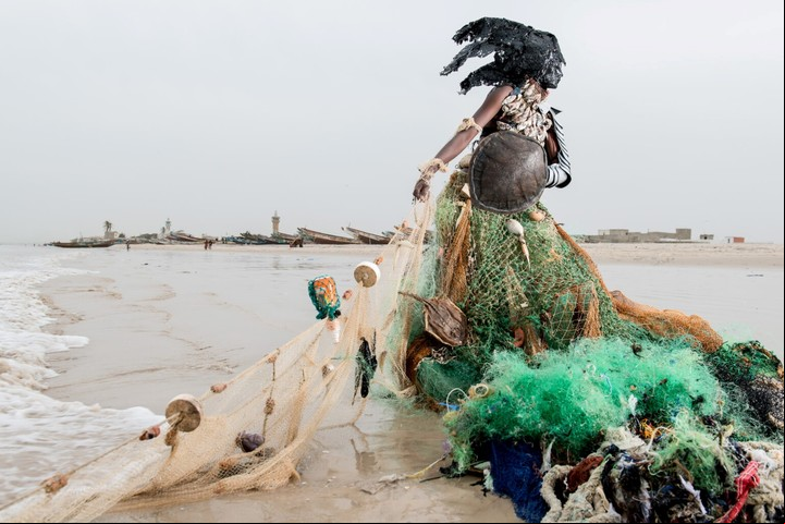 A través de vestuarios confeccionados con plásticos, cables y textiles descartados, Dously denuncia la obsolescencia programada y el consumo desmedido que destruyen la naturaleza. Foto:Fabrice Monteiro