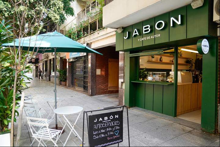 Jabón, una cafetería que convive con lavandería. Foto Maxi Failla