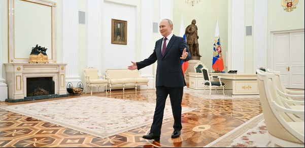 Vladimir Putin prepara su gran desfile militar mientras sus fuerzas bombardean Ucrania dos días antes de una tregua unilateral