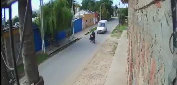 El dueño de un mayorista atropelló a dos motochorros que asaltaron su comercio en Merlo
