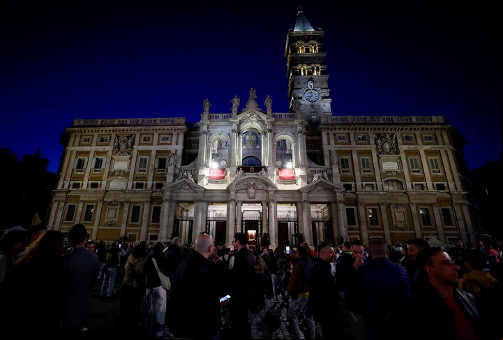 Los restos del Papa descansan en la Basílica Santa María la Mayor. Foto Reuters/Vincenzo Livieri.