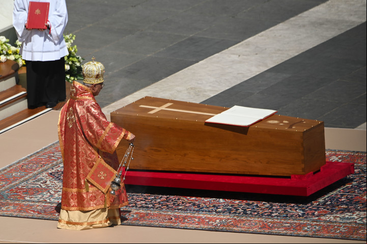 El cardenal Giovanni Battista Re fue el encargado de la homilía.
Foto: Victor Sokolowicz / CLARÍN