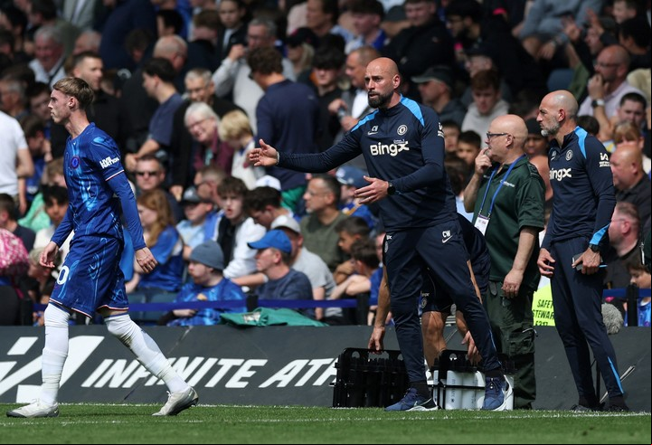 Wilfredo Caballero da indicaciones durante el partido entre Chelsea y Everton. Foto: Paul Childs / Reuters.