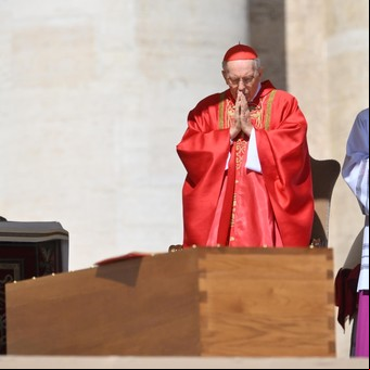 "Te pedimos que reces por nosotros": el emotivo cierre del discurso de despedida al Papa Francisco en el Vaticano