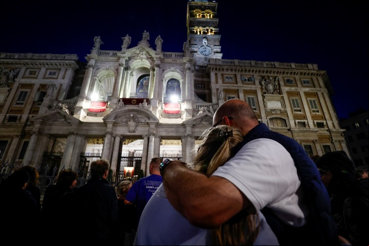 A partir del domingo los fieles podrán visitar el sepulcro del Papa. Foto Reuters/Vincenzo Livieri.