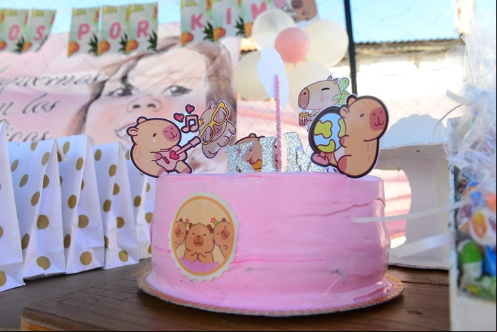 La torta que los padres de Kim compartieron entre los chicos que asistieron. Foto Mauricio Nievas