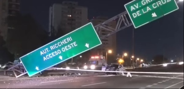 Violento choque en la General Paz: una camioneta impactó contra un cartel de señalización y lo derribó