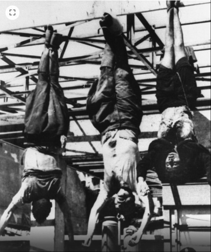 De izq a der: Achille Starace, secretario del partido Fascista, Benito Mussolini y Clara Petacci (AP).
