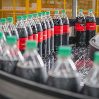 Coca-Cola avanza con el plan de inversión que le anunció a Milei: un embotellador inaugura una nueva línea de envases retornables