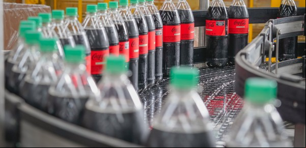 Coca-Cola avanza con el plan de inversión que le anunció a Milei: un embotellador inaugura una nueva línea de envases retornables