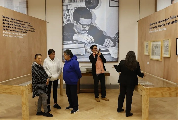 Exposición 'Todo se sabe: el cuento de la creación de Gabo', en Bogotá (Colombia). EFE/ Carlos Ortega
