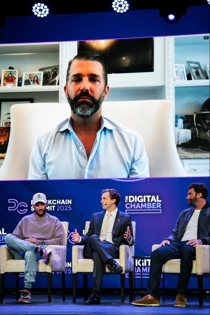 Donald Trump Jr. se unió a Chase Herro, izquierda, Zach Witkoff, centro, y Zachary Folkman en una cumbre de criptomoneda en Washington el mes pasado. Foto Haiyun Jiang para The New York Times