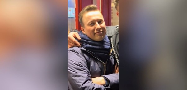 Estaba en la calle y lo confundieron con un famoso magnate: "Cuanto más lo miro, más me asombra"