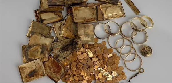 Hallan un tesoro de monedas de oro y joyas enterrado durante la invasión nazi: en cuánto fue valuado
