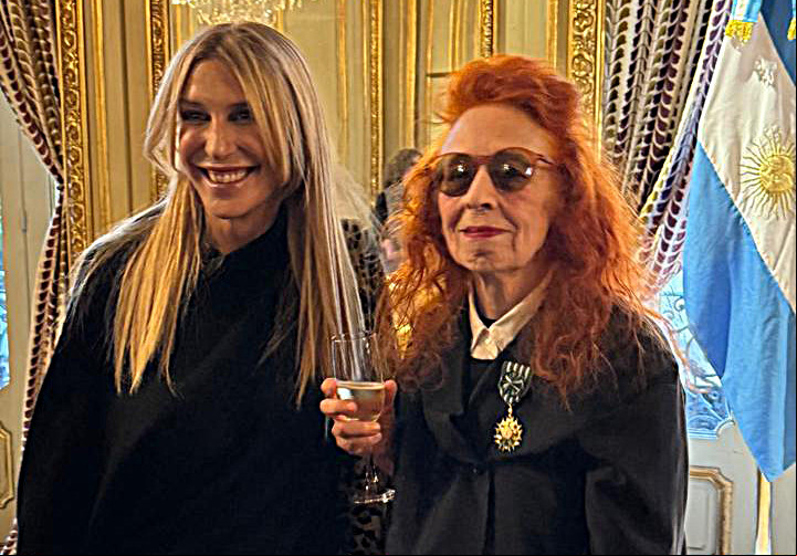 Cancela en la Embajada de Francia, junto a la coleccionista Ama Amoedo.