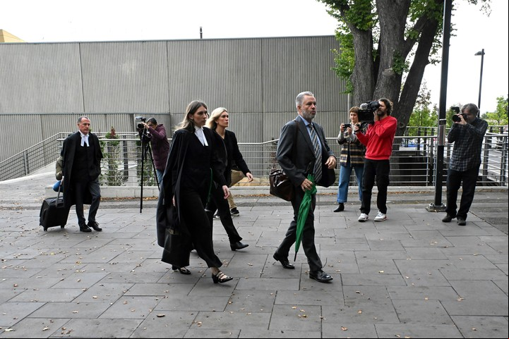 Los abogados Colin Mandy, Sophie Stafford, Ophelia Holloway y Bill Doogue llegan al Tribunal de Magistrados de Latrobe Valley, en Morwell, el 30 de abril de 2025. Foto: EFE.