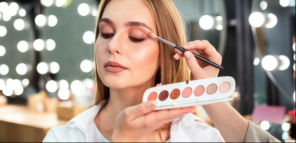 Tendencias en maquillaje: colores intensos, piel glow y mirada audaz