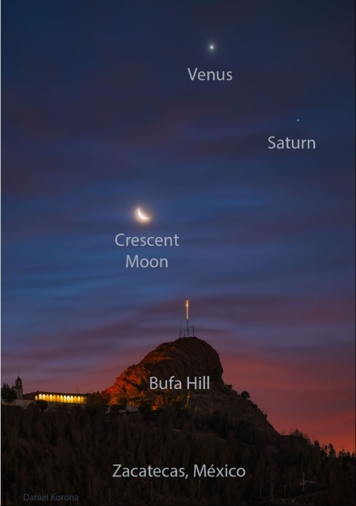 Una Luna creciente, a la derecha el planeta Saturno, y encima de él, Venus, el planeta más brillante en el cielo (NASA).