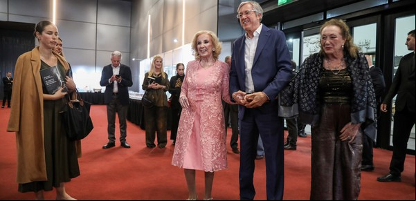 Con Mirtha Legrand entre el público el empresario Alejandro G. Roemmers presentó su nueva novela 