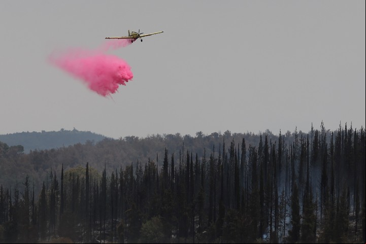 Un avión hidrante opera en la zona de Latrun, entre Jerusalén y Tel Aviv. Foto: EFE