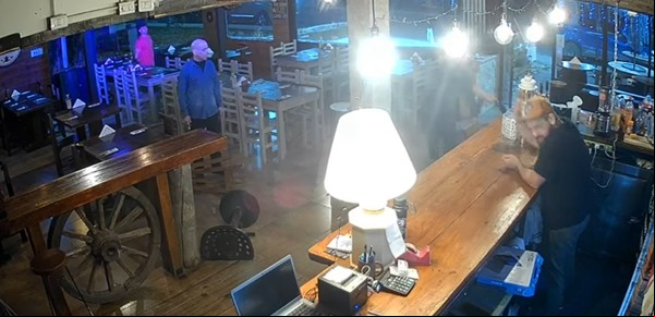 Pidió fiado, no le dieron, volvió con una escopeta y se le trabó: terminó tirando las balas con la mano