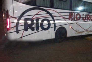 Misterio en Corrientes: un micro llegó a la terminal y descubrieron que llevaba a un muerto debajo de la carrocería