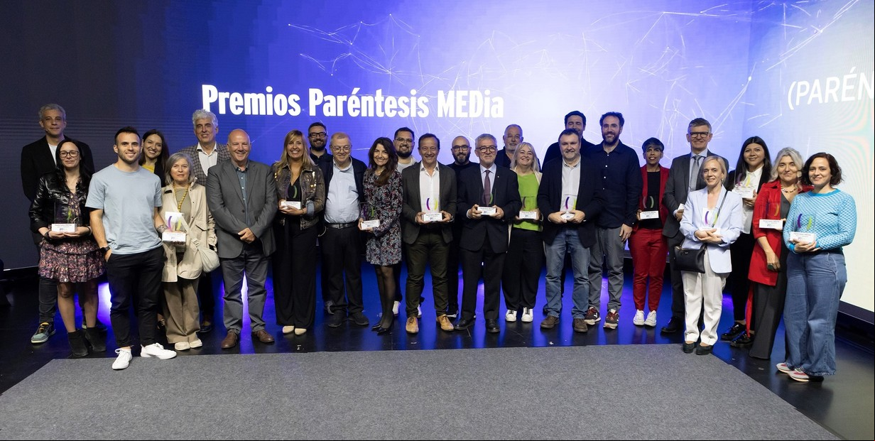 Todos los premiados al final de la ceremonia organizada por Paréntesis MEDia.
