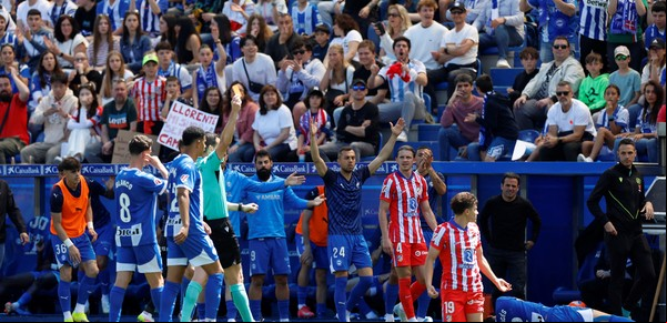 Julián Álvarez se salvó de la roja por el VAR y el Chacho Coudet estalló de la bronca