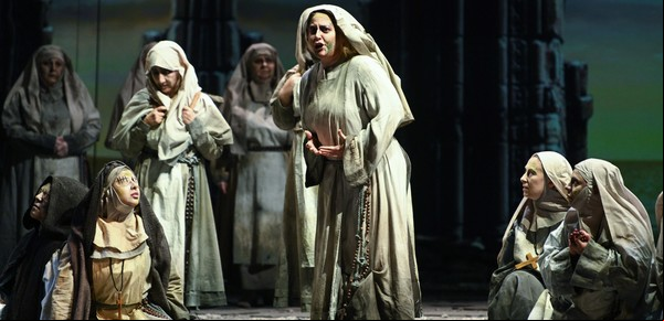 Il Trittico de Puccini, con una puesta controvertida, pero salvada por los solistas, los cuerpos estables y la dirección musical