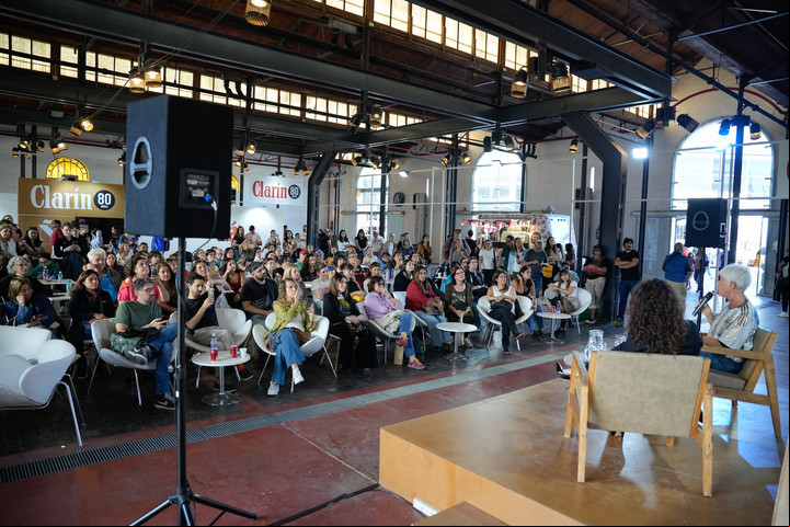 Entrevista a Maitena en el stand de Clarín la Feria del Libro. Foto: Julián Cabral.