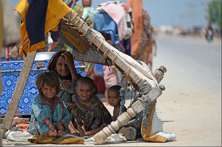 La temperatura del planeta se calienta año a año. En Jacobabad, Pakistán, la gente sufre en cada estación ante el cambio climático./ Photo by Aamir Qureshi / AFP.